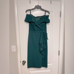 Gorgeous emerald green dress. Size 6. Never worn.